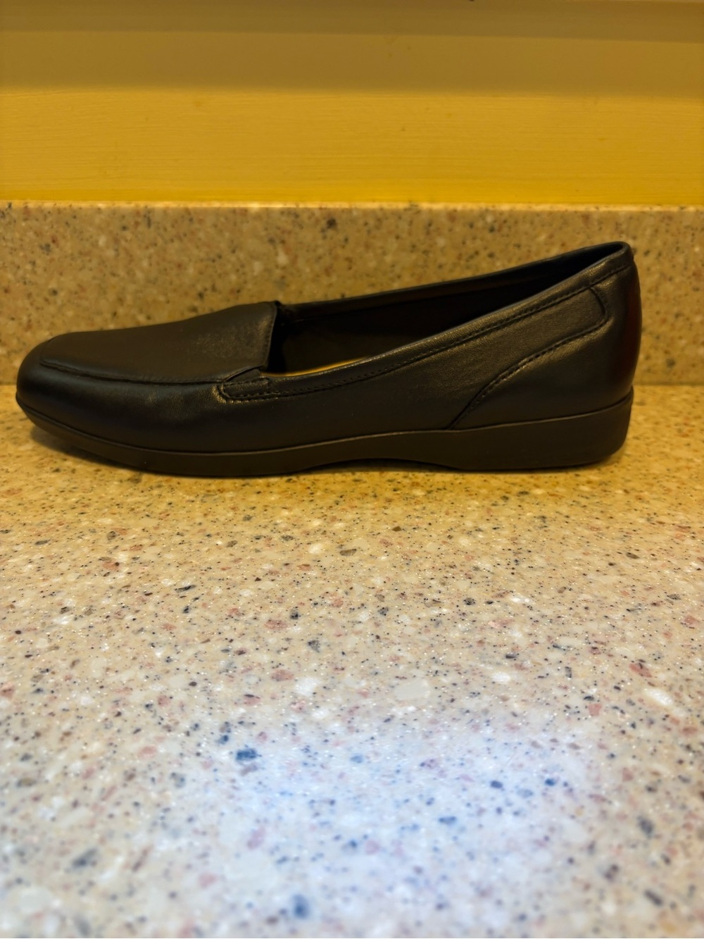 Easy Spirit Devitt Black Slip-On Loafers In Black Leather, Size 8